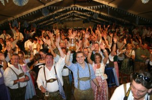 Als Vorgeschmack auf die Fotos: Die Stimmung im Festzelt